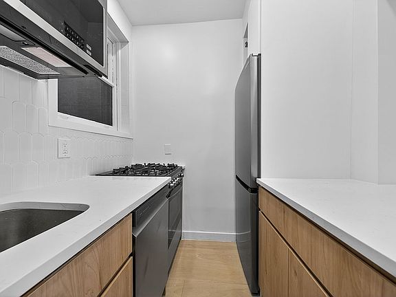 4th image of 120 E 83rd St #3D