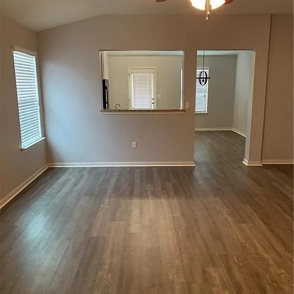 351 Musgrav — Photo 3
