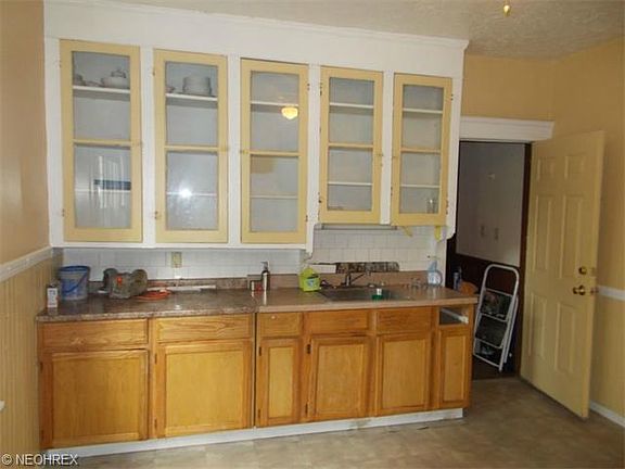 5th image of 1331 Russell Rd
