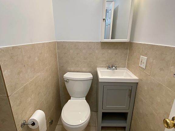 5th image of 324 E 6th St APT 1
