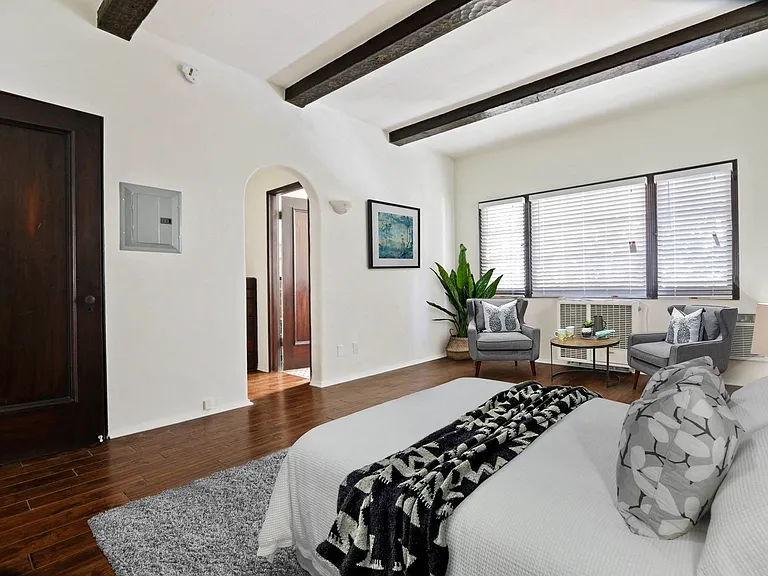 232 S Reeves Dr — Photo 3