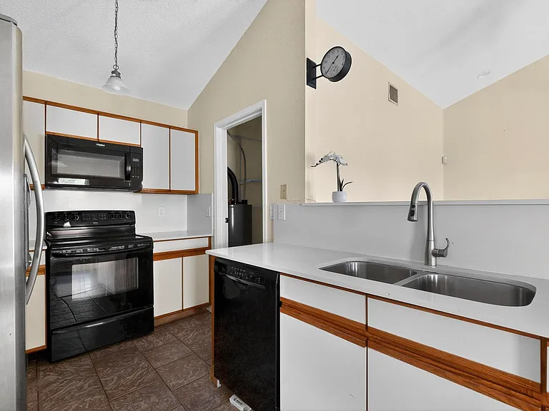 936 Sugarberry Dr — Photo 10