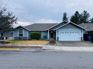 1542 SW Waterstone Dr, Grants Pass, OR 97527