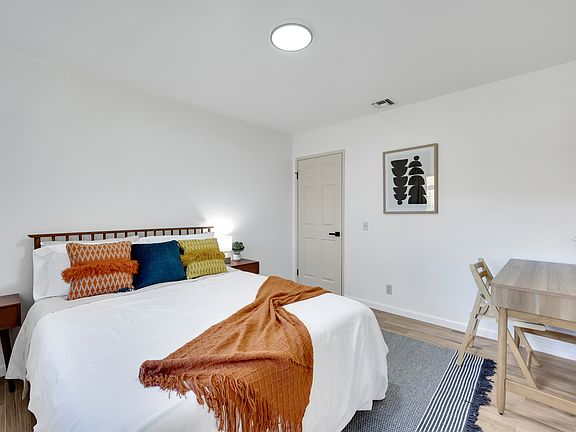 5th image of 535 N Cerritos Ave