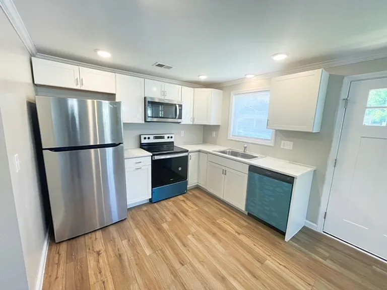 427 E 9th St — Photo 3
