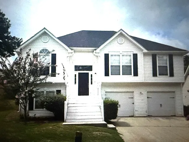 3 bed, 1958 sqft, $1,995 — Photo 1