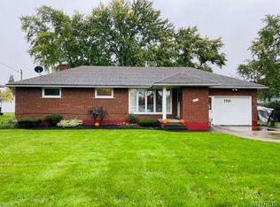 7713 E Britton Dr, Niagara Falls, NY 14304