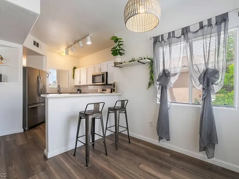 1051 E Cactus Ave — Photo 10