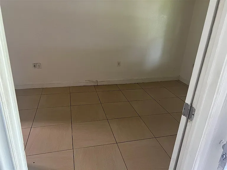 10010 Cathedral Dr — Photo 4