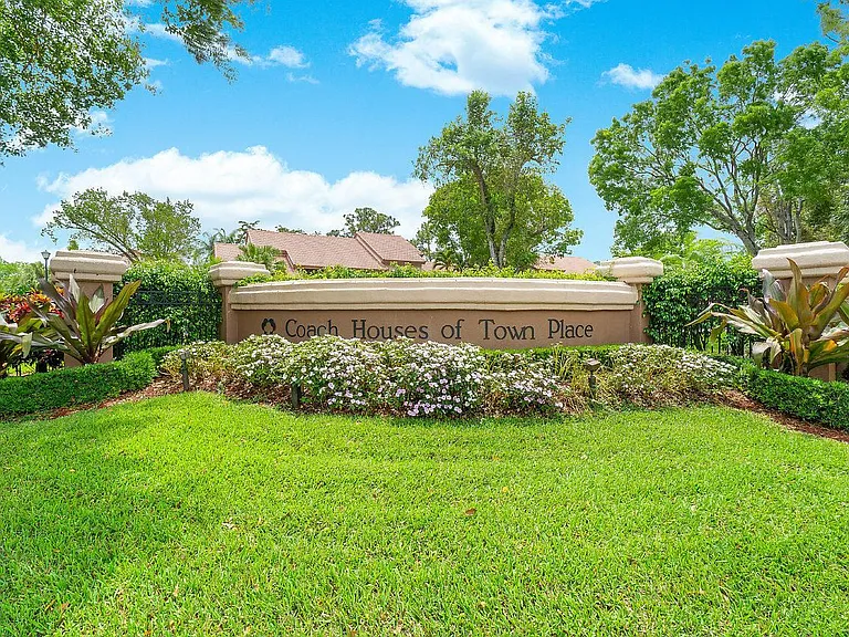 5520 Coach House Cir — Photo 4