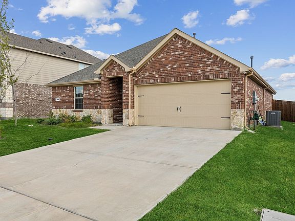 2nd image of 909 Emerald Gate Dr