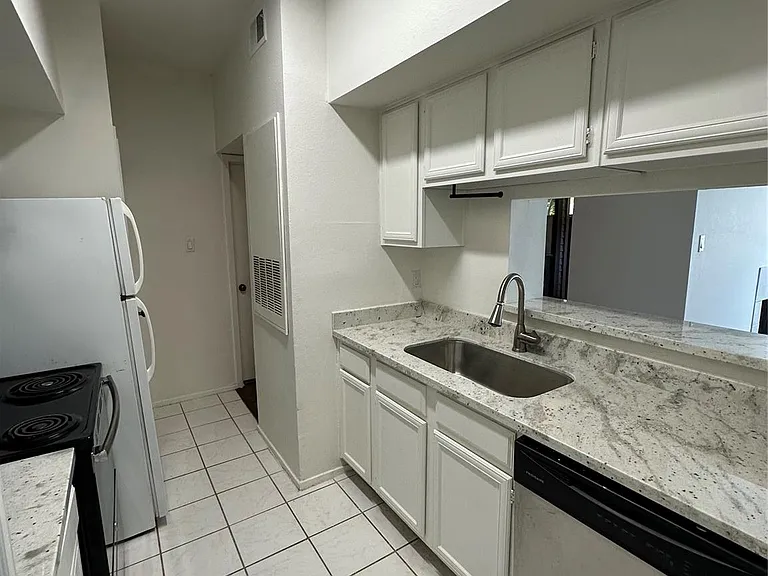2025 Augusta Dr #203 — Photo 6