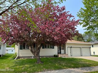 2324 W Springbrook Ct, Grand Forks, ND 58201