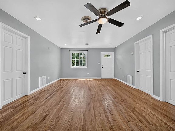 3rd image of 1520 Congress Ln