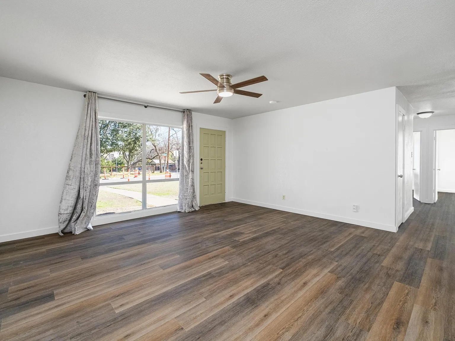3 bed, 1025 sqft, $2,500 — Photo 4