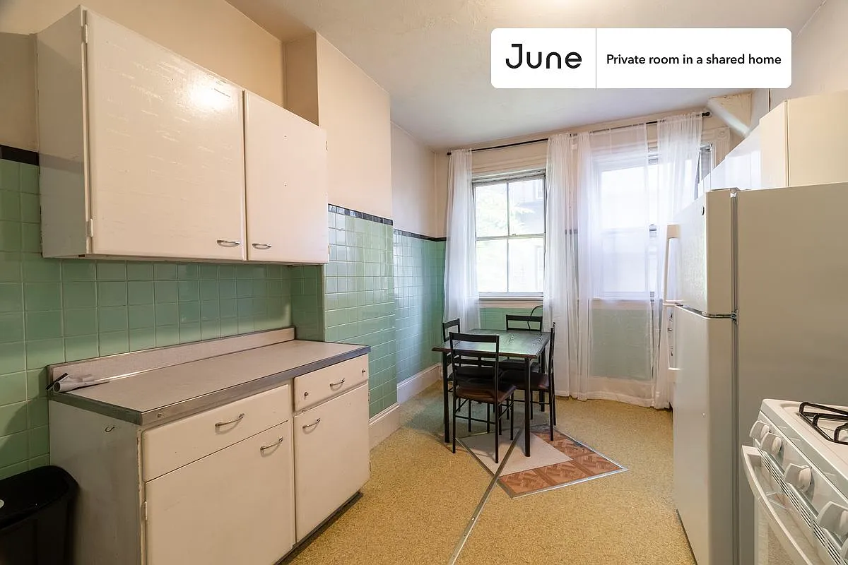 Building Photo - 923 Beacon St #C