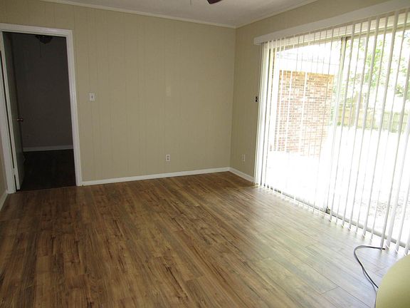 2nd image of 407 Northfield Rd