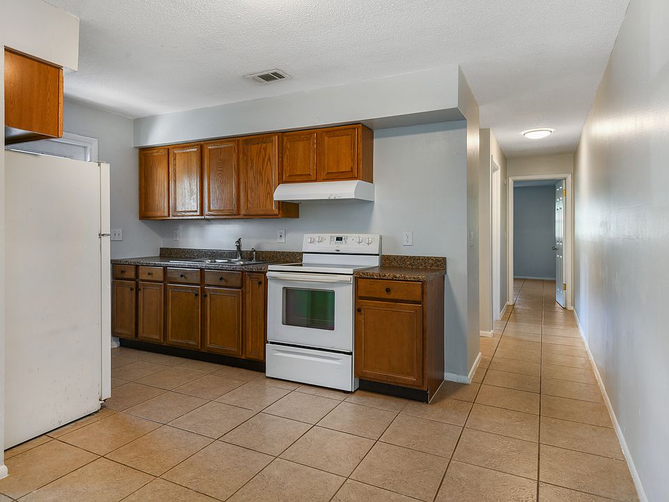 1st image of 406 N Rosland Dr
