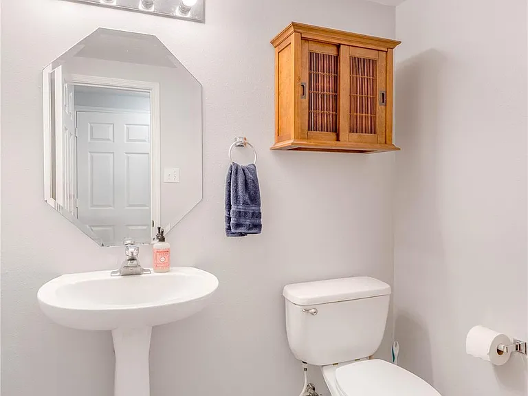 2309 Orleans Ln — Photo 12