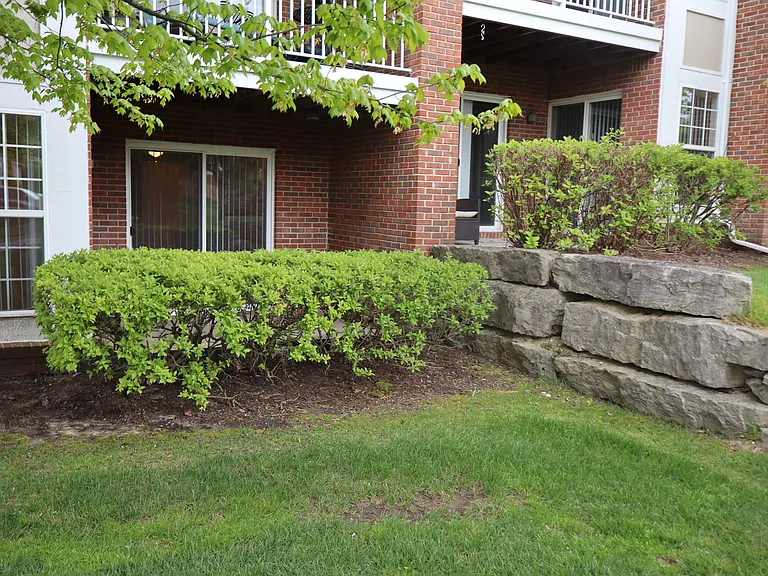 4580 Berkshire Dr — Photo 2