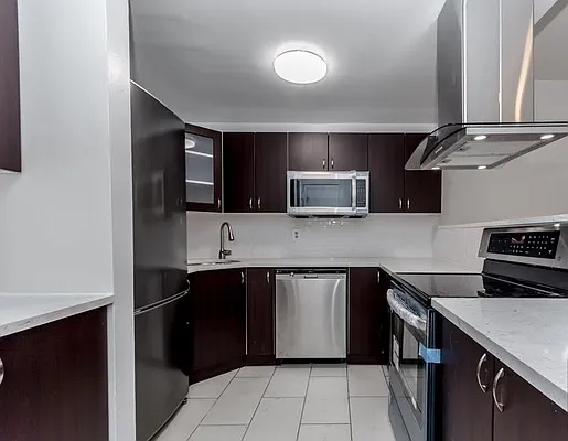 Rented by Wave Real Estate Group | media 7