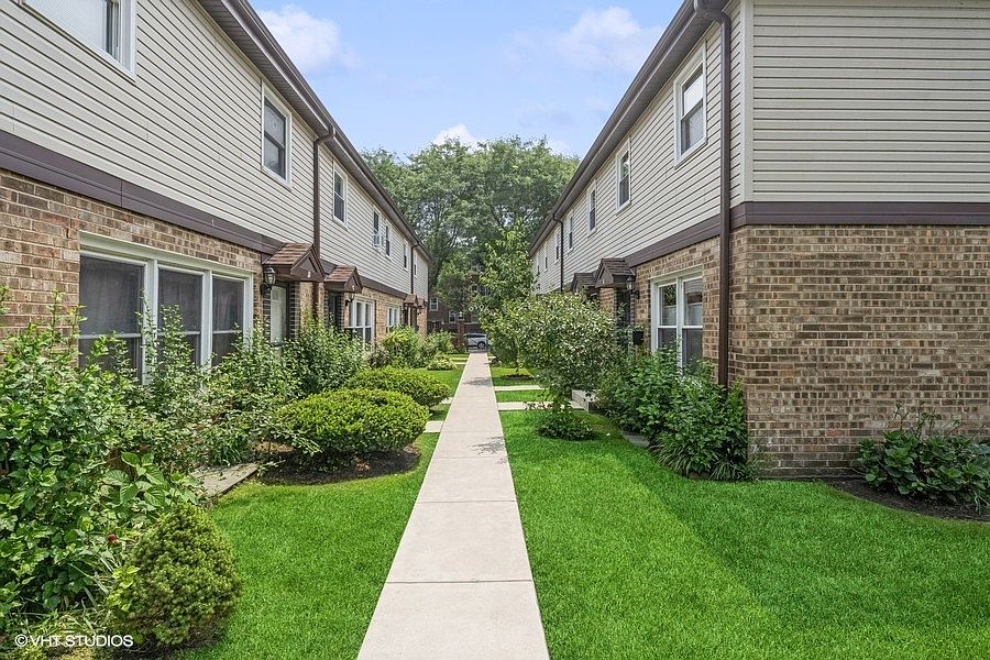 1st image of 2020 W Lunt Ave Unit F