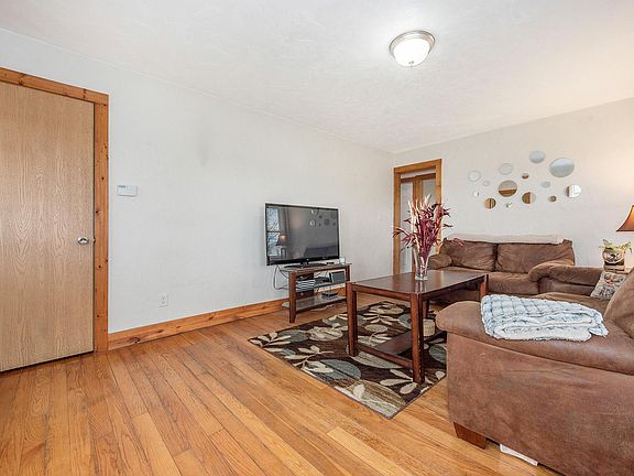3rd image of 104 Winston Dr