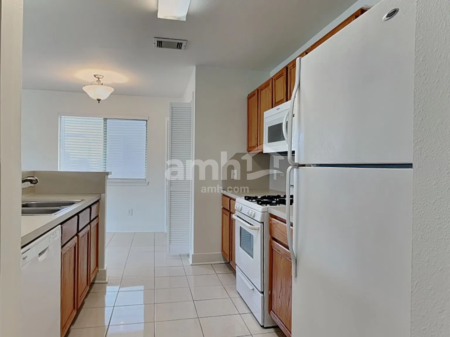 3 bed, 2.0 bath, 1414 sqft, $1,755 — Photo 3