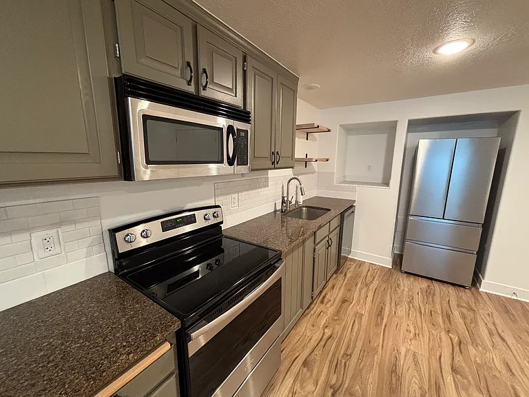 188 E Bruin Dr — Photo 2