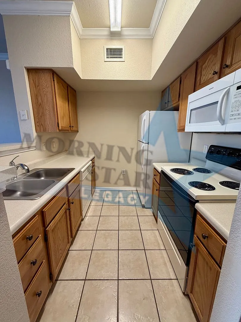 Ground floor Condo in desirable neighborhood — Photo 4