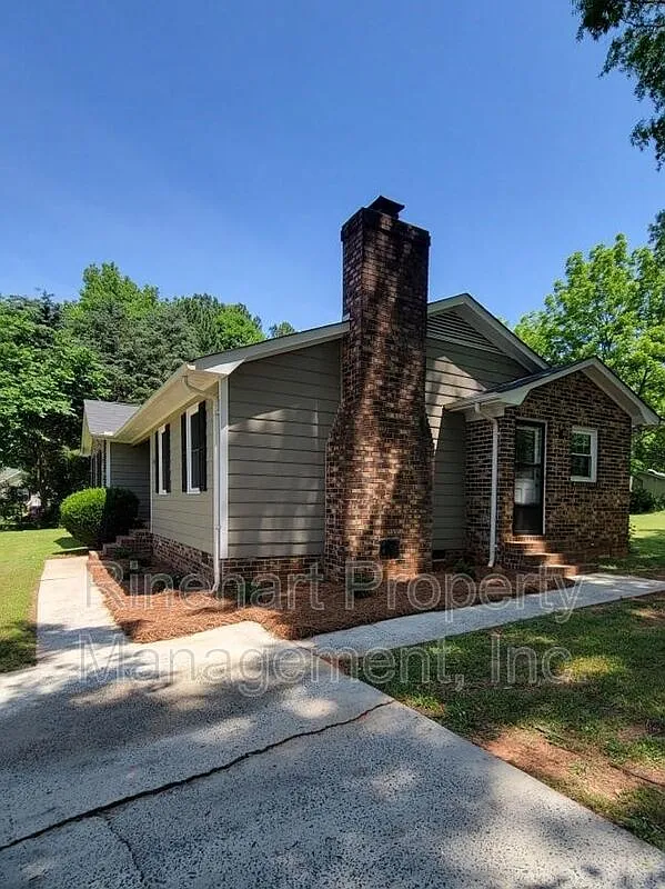 3 bed, 2.0 bath, 1813 sqft, $2,250 — Photo 2