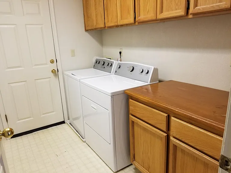 WASHROOM/LAUNDRY