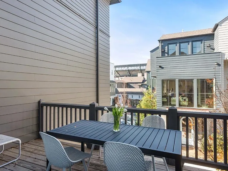 691 Fraser St SE — Photo 37