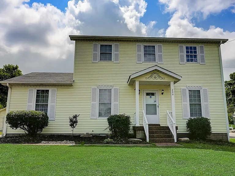 200 Retreat Ct W — Photo 1