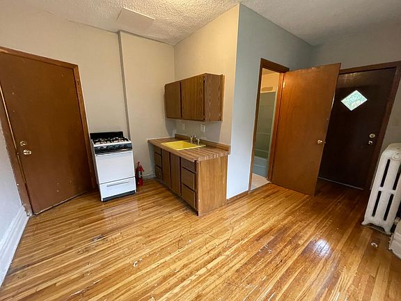 3rd image of 433 Dewey St