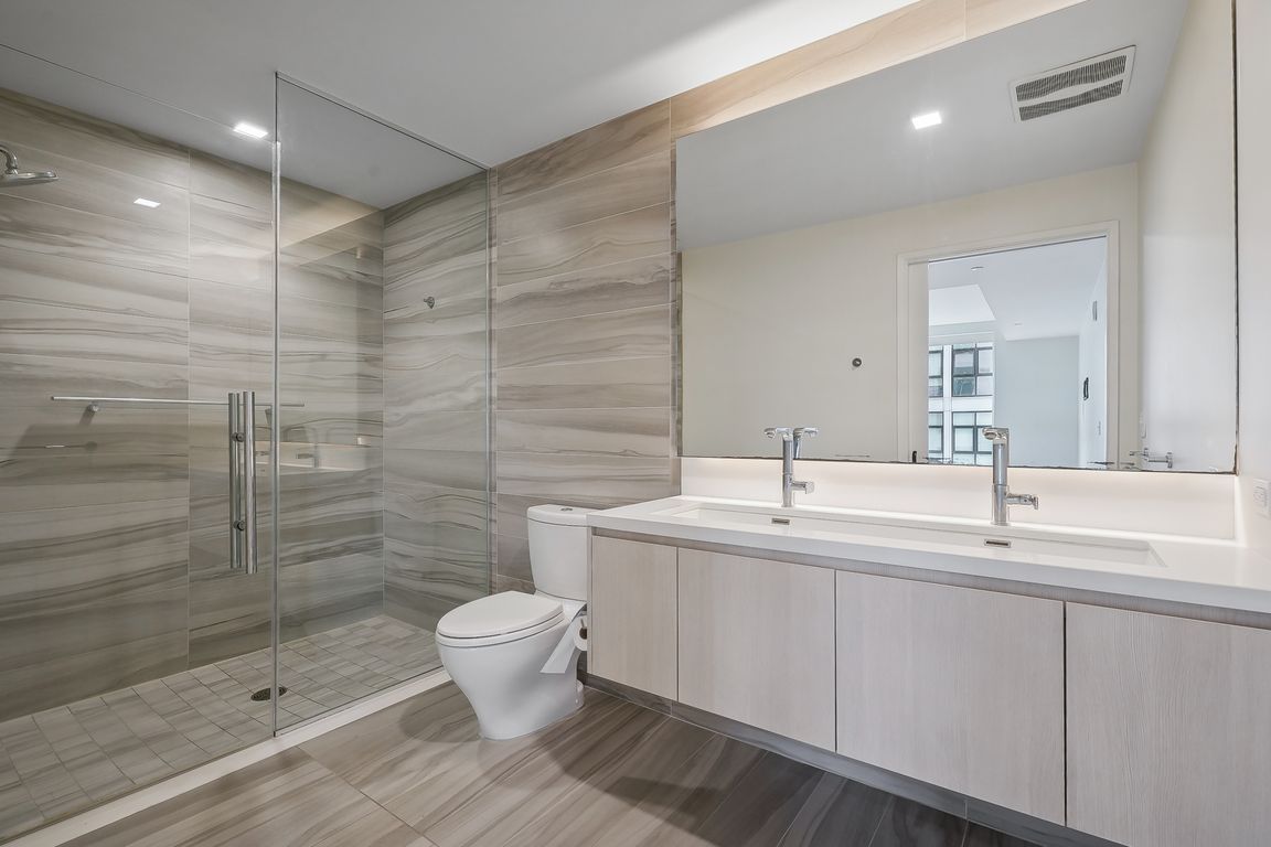 S Grand Ave 709-020.jpg