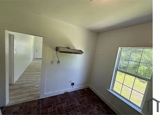 2729 E Commerce St — Photo 16
