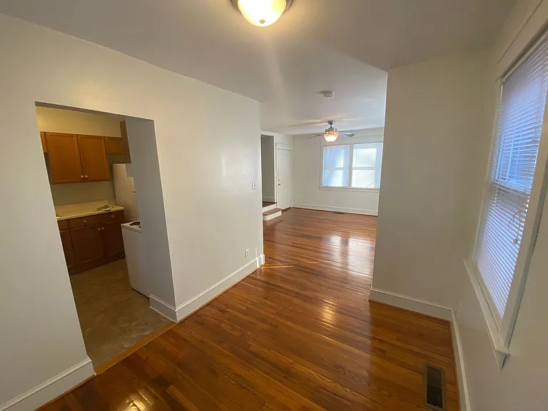 1409 Clarendon St #A — Photo 3