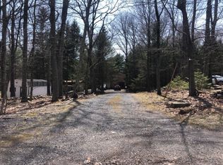 716 Sunglo Ct, Henryville, PA 18332