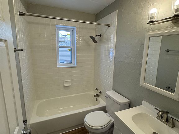 3rd image of 627 Wiltshire Blvd #2