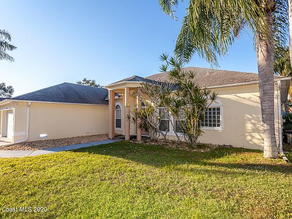 5th image of 590 Sunset Lakes Dr