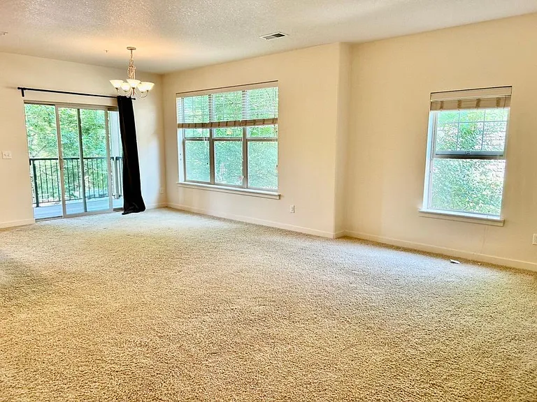 8005 NE Rockne Way — Photo 8