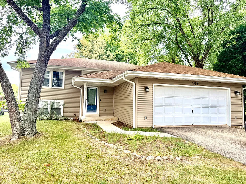 102 Stanford Way NE