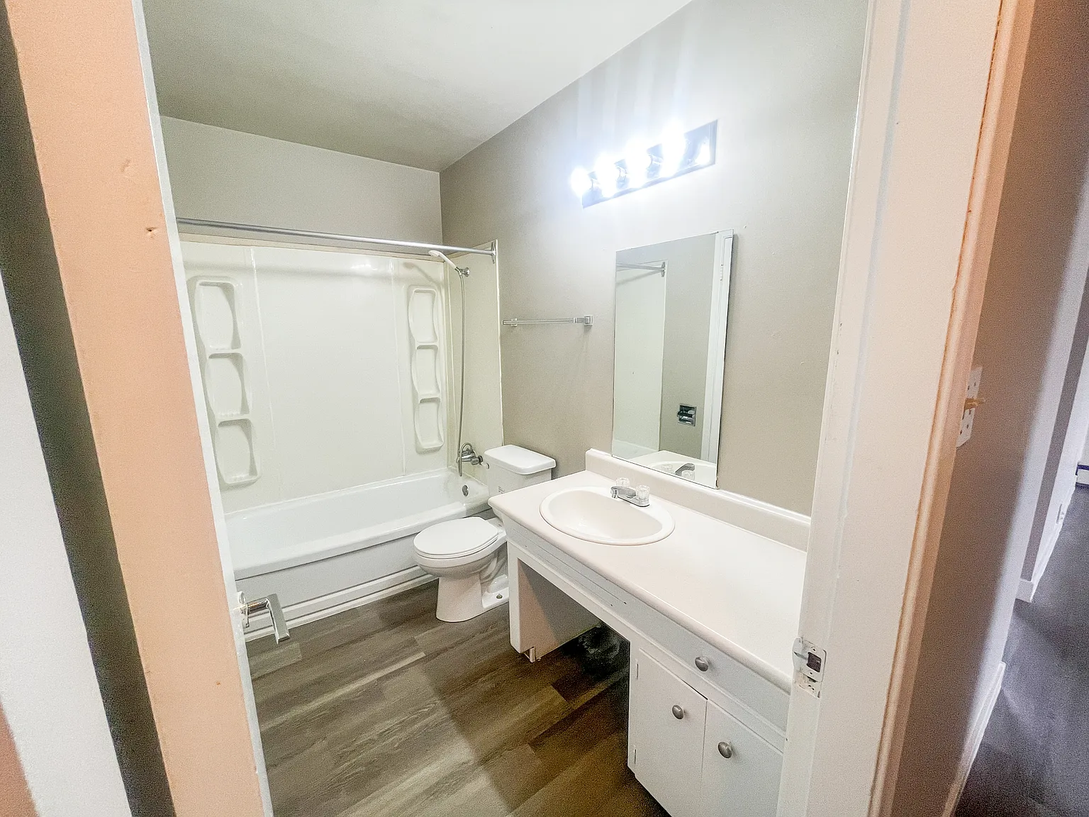 Rae 3918 Apartments — Photo 4