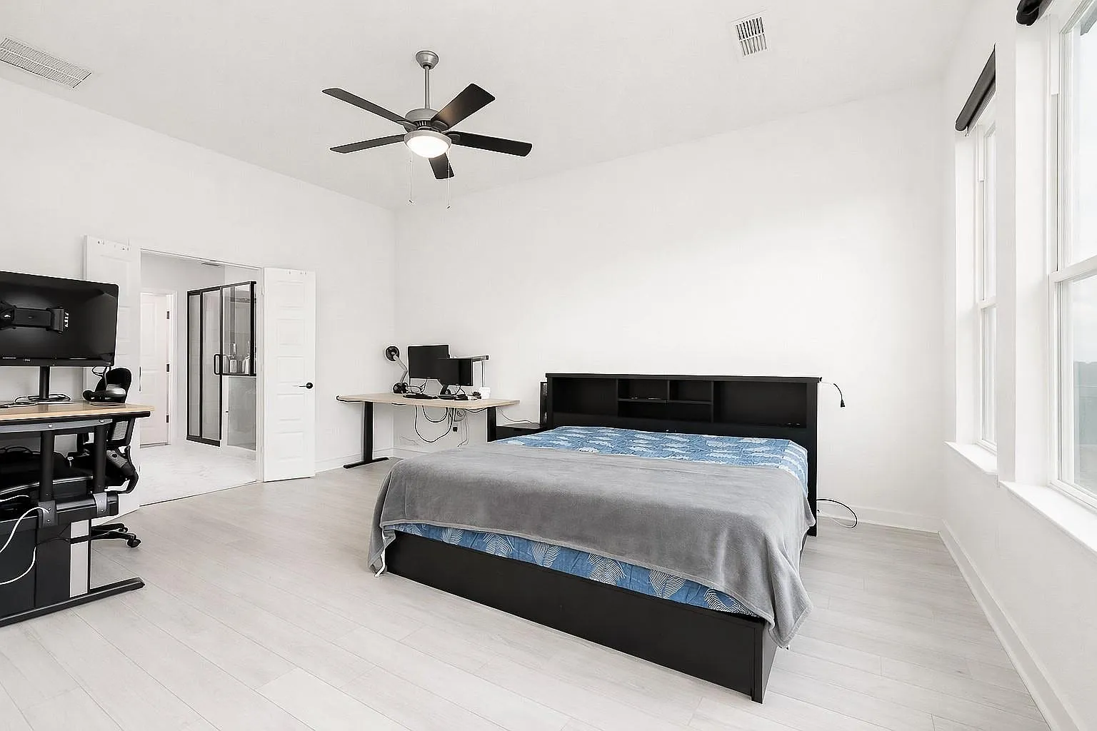 5 bed, 4.5 bath, 3936 sqft, $3,195 — Photo 3