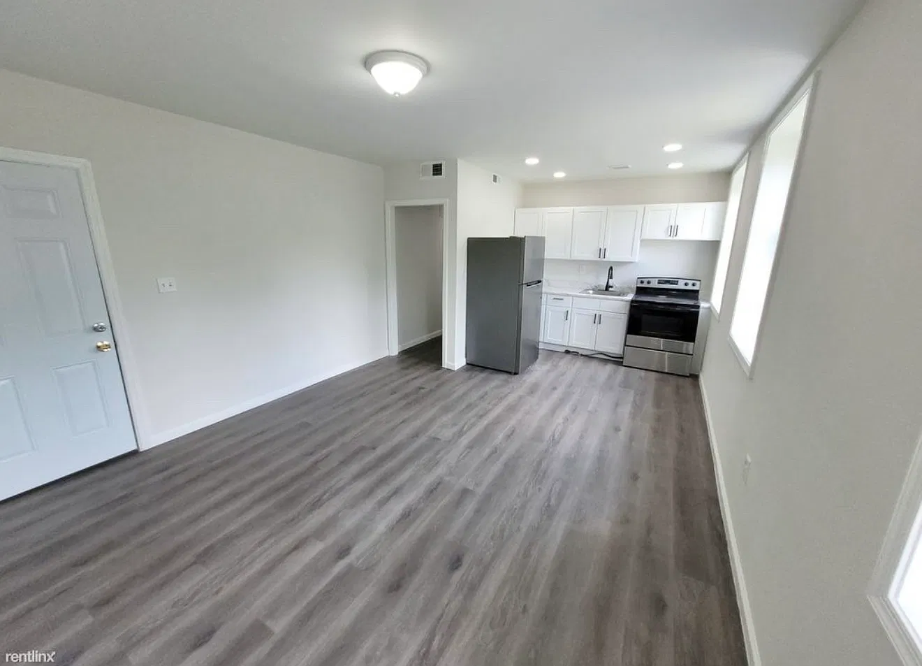 1 bed, $899 — Photo 1