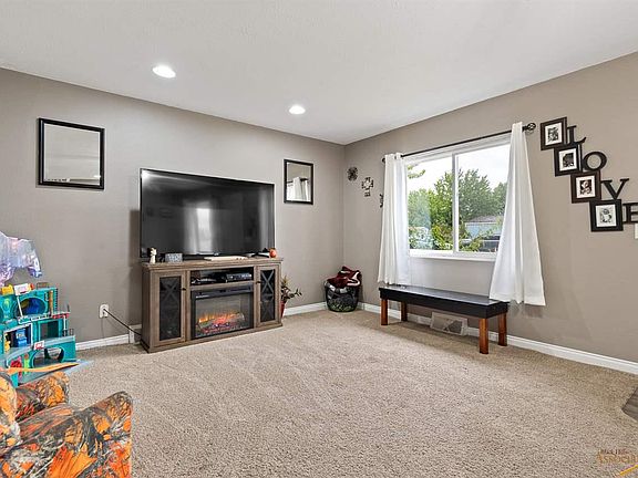 5th image of 2613 Willow Ave