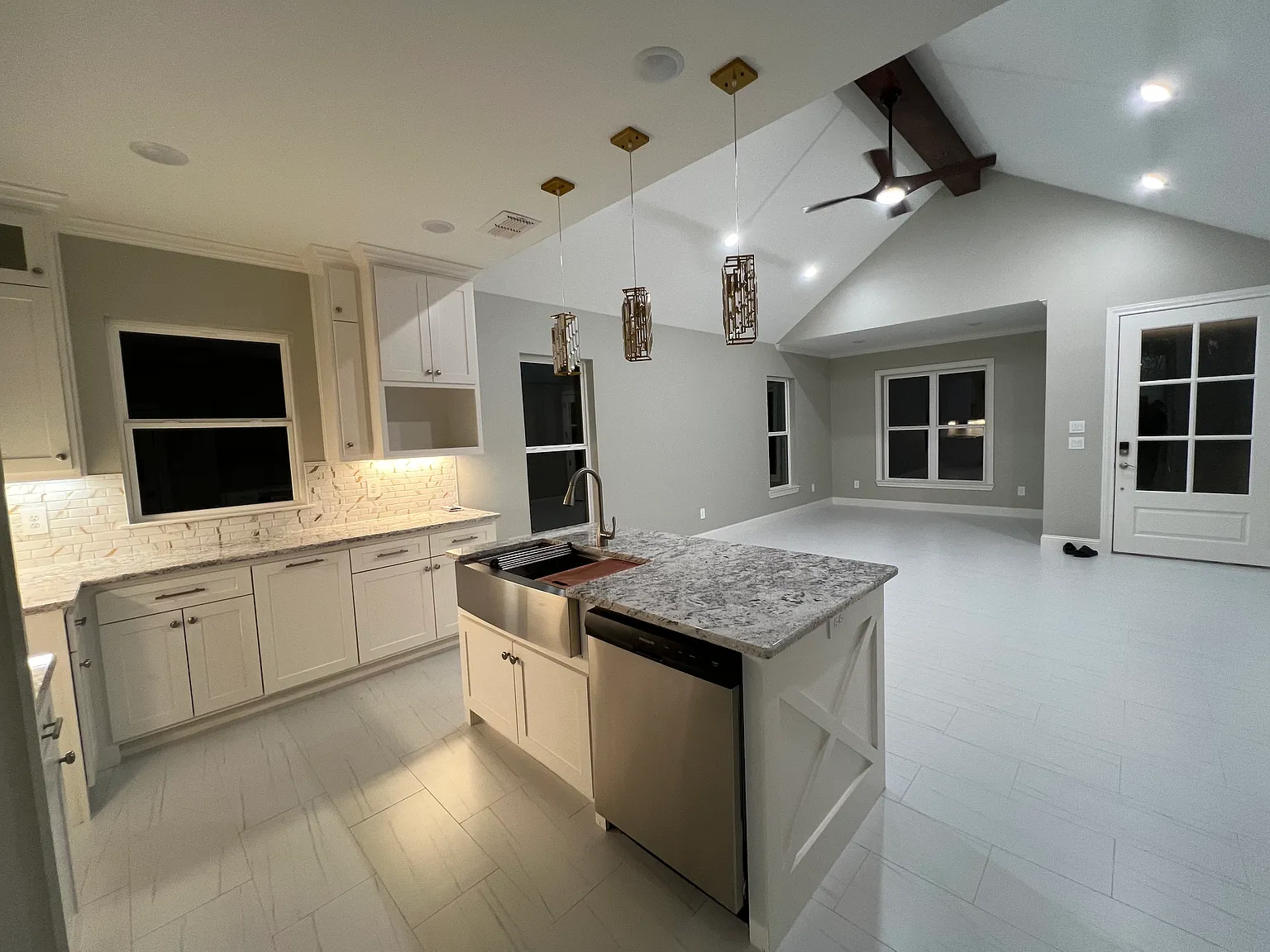 3 bed, 1800 sqft, $1,900 — Photo 1