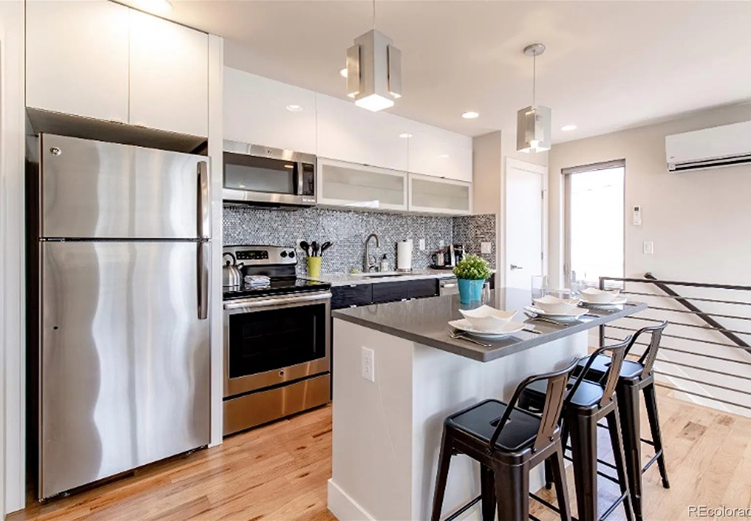1 bed, 1.0 bath, 633 sqft, $1,900 — Photo 3