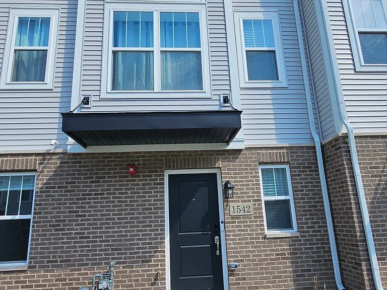 1542 Slade Way — Photo 1